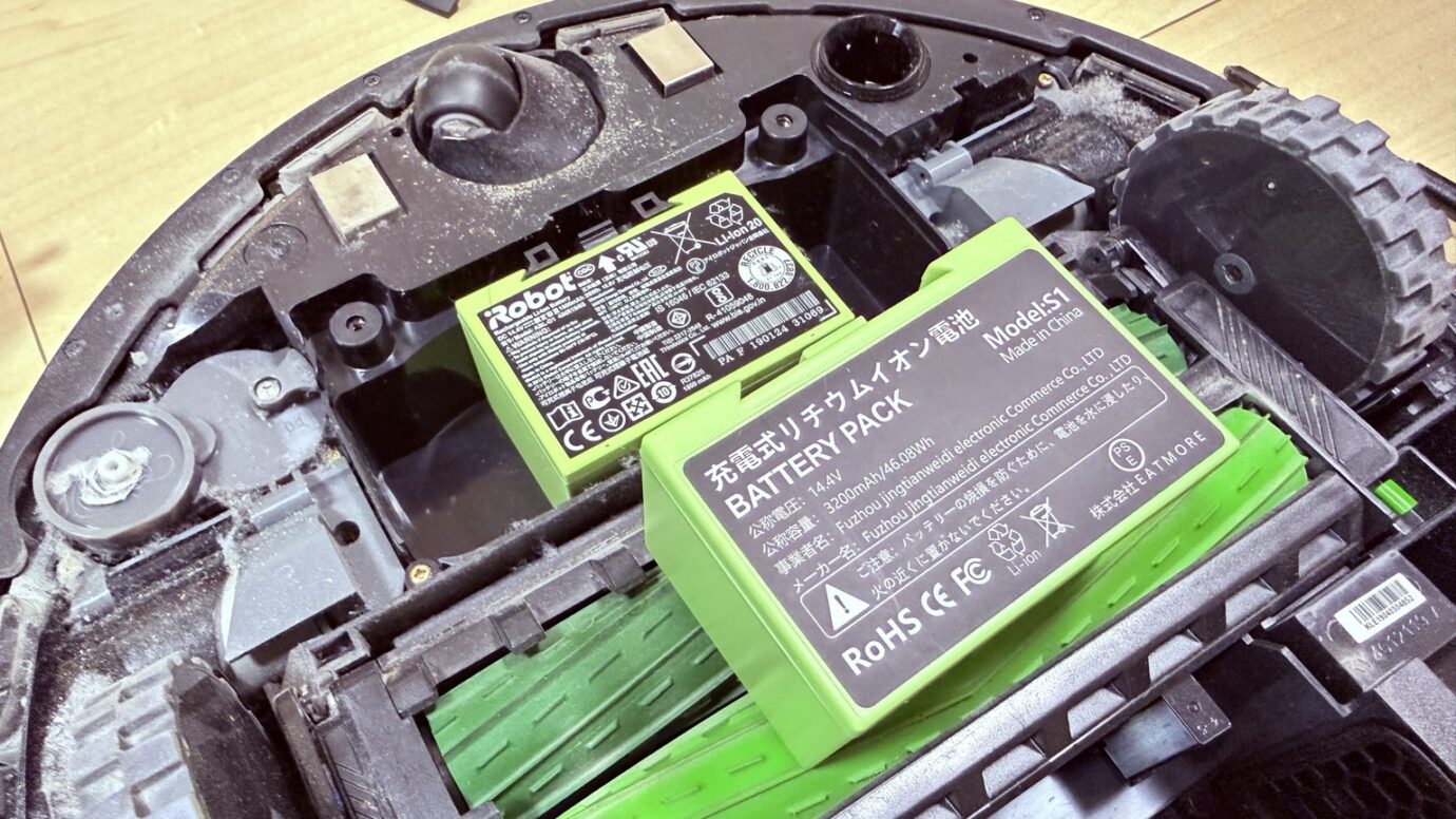 ルンバi7バッテリー交換作業 ルンバi7の純正バッテリーと交換用互換バッテリー
