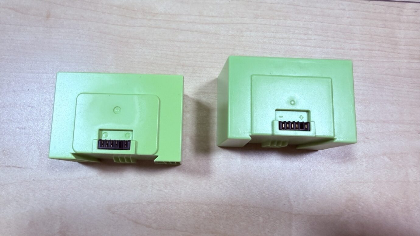 ルンバi7バッテリー端子比較 ルンバi7純正バッテリーと互換バッテリーの接続端子比較