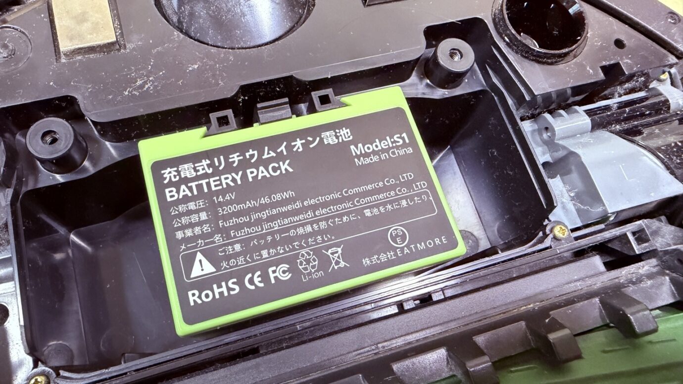 ルンバi7へ互換バッテリーを装着 ルンバi7に装着した3200mAhの互換バッテリー